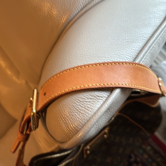 Louis Vuitton Thames GM Monogram Authentic Bag - Picture 8 of 15